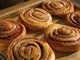Volksfestk&ouml;nigin Karla springt bei der B&auml;ckerei L&ouml;w auf der Wiesn ein.