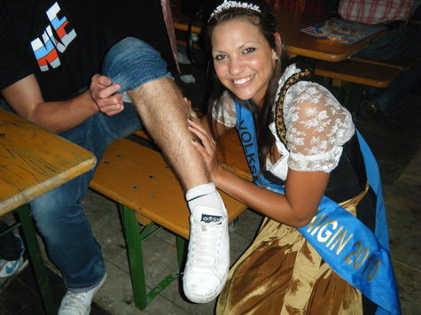 Volksfestkönigin Karla Soptirean wirft einen Blick auf die Waden der Männer im Spaten-Zelt Volksfestkönigin Karla Soptirean wirft einen Blick auf die Waden der Männer im Spaten-Zelt