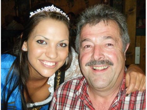 Volksfestkönigin Karla Soptirean wirft einen Blick auf die Waden der Männer im Spaten-Zelt Volksfestkönigin Karla Soptirean wirft einen Blick auf die Waden der Männer im Spaten-Zelt