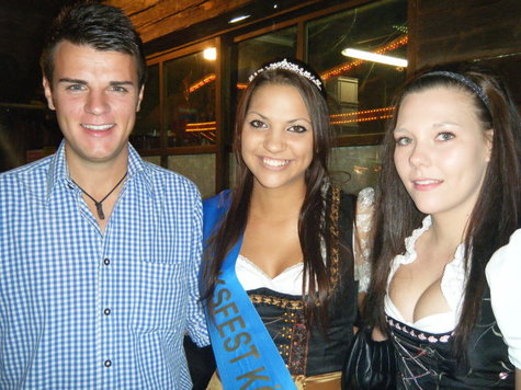 Volksfestkönigin Karla fragt die Volksfestbesucher, wo auf der Wiesn Singles am besten Flirten und Paare ihre Zweisamkeit genießen. Volksfestkönigin Karla fragt die Volksfestbesucher, wo auf der Wiesn Singles am besten Flirten und Paare ihre Zweisamkeit genießen.