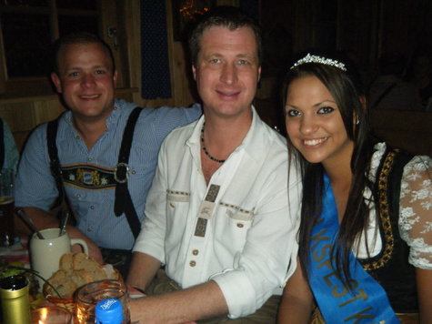 Volksfestkönigin Karla fragt die Volksfestbesucher, wo auf der Wiesn Singles am besten Flirten und Paare ihre Zweisamkeit genießen. Volksfestkönigin Karla fragt die Volksfestbesucher, wo auf der Wiesn Singles am besten Flirten und Paare ihre Zweisamkeit genießen.