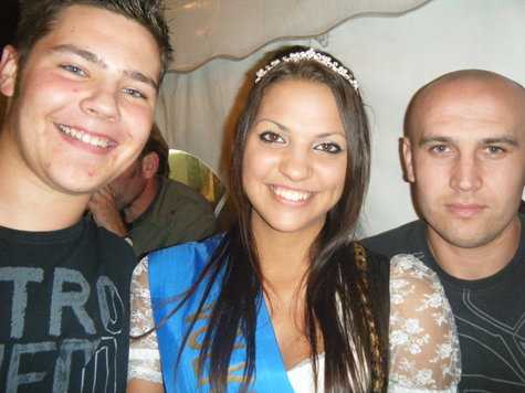 Volksfestkönigin Karla fragt die Volksfestbesucher, wo auf der Wiesn Singles am besten Flirten und Paare ihre Zweisamkeit genießen. Volksfestkönigin Karla fragt die Volksfestbesucher, wo auf der Wiesn Singles am besten Flirten und Paare ihre Zweisamkeit genießen.
