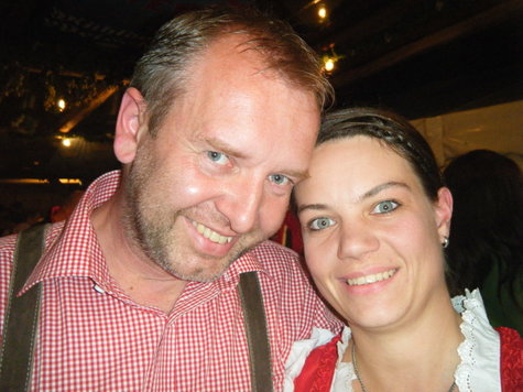 Volksfestkönigin Karla fragt die Volksfestbesucher, wo auf der Wiesn Singles am besten Flirten und Paare ihre Zweisamkeit genießen. Volksfestkönigin Karla fragt die Volksfestbesucher, wo auf der Wiesn Singles am besten Flirten und Paare ihre Zweisamkeit genießen.
