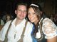 Volksfestk&ouml;nigin Karla fragt die Volksfestbesucher, wo auf der Wiesn Singles am besten Flirten und Paare ihre Zweisamkeit genie&szlig;en.