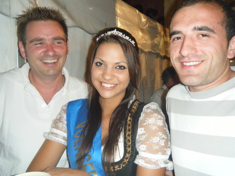 Volksfestkönigin Karla fragt die Volksfestbesucher, wo auf der Wiesn Singles am besten Flirten und Paare ihre Zweisamkeit genießen. Volksfestkönigin Karla fragt die Volksfestbesucher, wo auf der Wiesn Singles am besten Flirten und Paare ihre Zweisamkeit genießen.