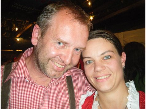 Volksfestk&ouml;nigin Karla auf Umfrage: Wo auf dem Volksfest gibt es was f&uuml;rs Herz?