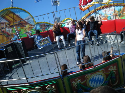 Familien am letzten Tag des Mühldorfer Volksfests. Familien am letzten Tag des Mühldorfer Volksfests.