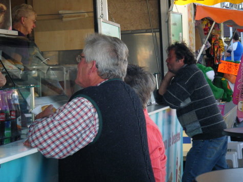 Familien am letzten Tag des Mühldorfer Volksfests. Familien am letzten Tag des Mühldorfer Volksfests.